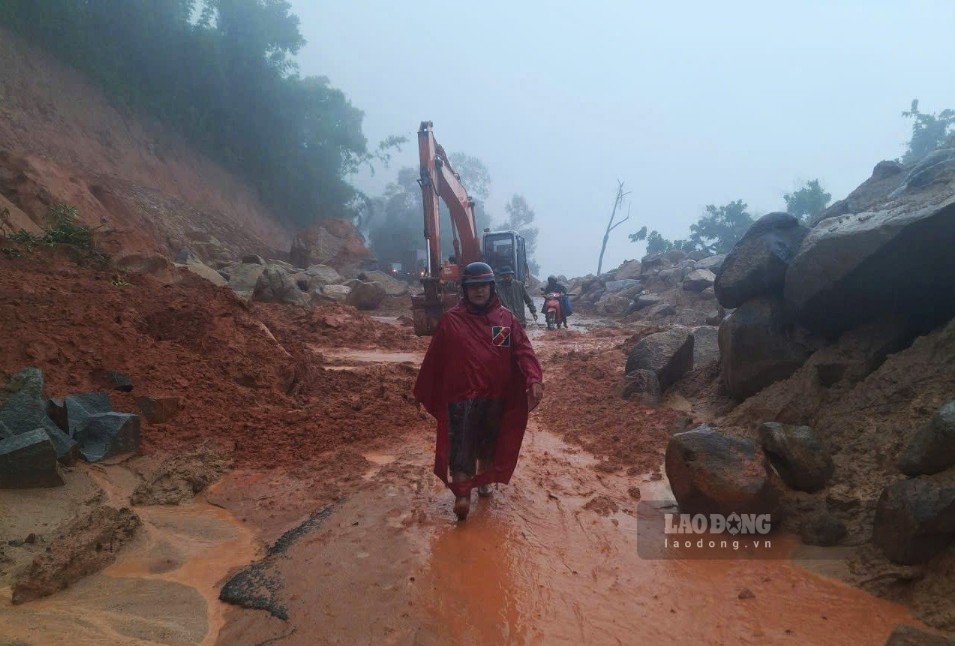 Serious landslides on Gia Bac Pass in the afternoon of September 23rd caused National Highway 28 to be cut off. Photo: Phuc Khanh