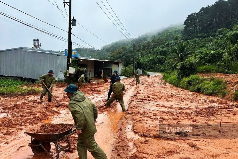 Các lực lượng xã Bảo Lâm 3 tập trung khắc phục sạt lở xảy ra trên địa bàn xã vào ngày 23.9. Ảnh: Phúc Khánh