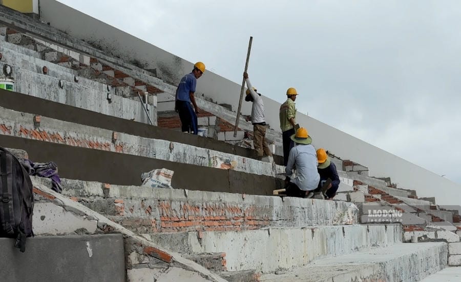 Workers focus on completing the remaining items at the Ngo boat racing stands. Photo taken on September 22, 2026 at the Vinh Long province Ngo boat racing viewing stands. Photo: Hoang Loc