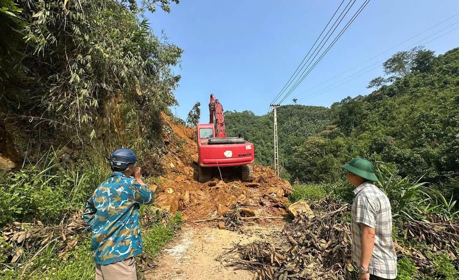 ショベルカーと機械が動員され、用地を解放するために土砂を緊急に整地しました。写真:タン・ホップ、9月23日撮影