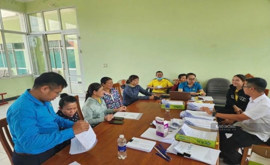 Da Nang Trade Union guides workers to carry out procedures to sue businesses owing social insurance. Photo: Tuong Minh