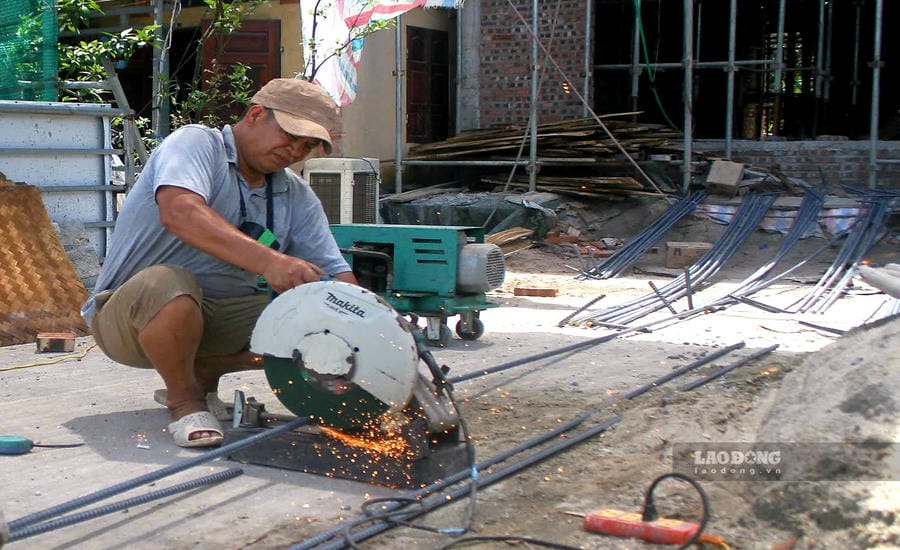 Mr. Tran Van Hung (52 years old, from Thai Nguyen) has been a freelance construction worker and iron cutter at small civil works in Hanoi for more than 10 years. Photo: Quynh Chi