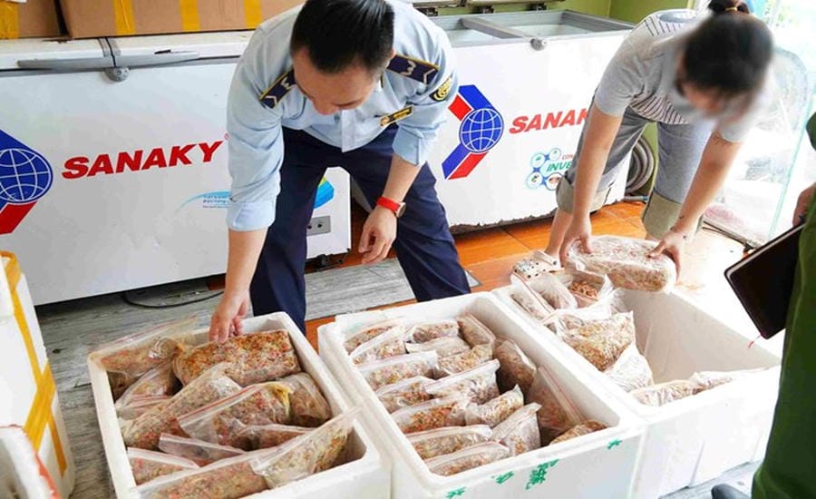Functional forces discovered hundreds of kilograms of Trung Thu cake filling of unknown origin, expired. Photo: Market Management Team No. 25 (Hanoi)