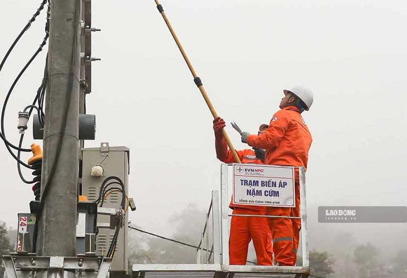 Workers energizing at Nam Cum substation, Na Tau commune, Dien Bien province. Photo: Thanh An