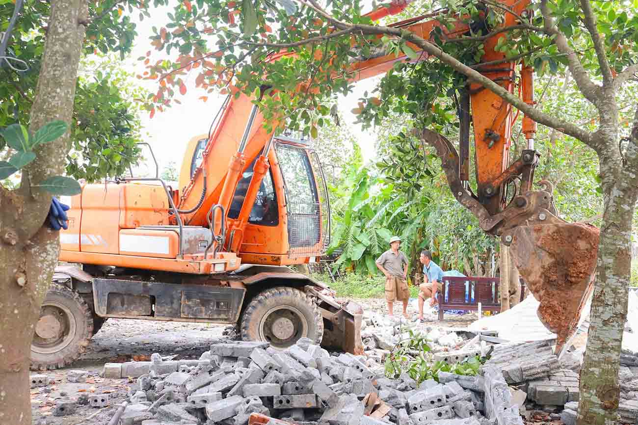 9月23日、キエウフーコミューン(ハノイ)の農地での違反建築物の解体作業を行う機械。写真:キエウフーコミューンTTĐTページ