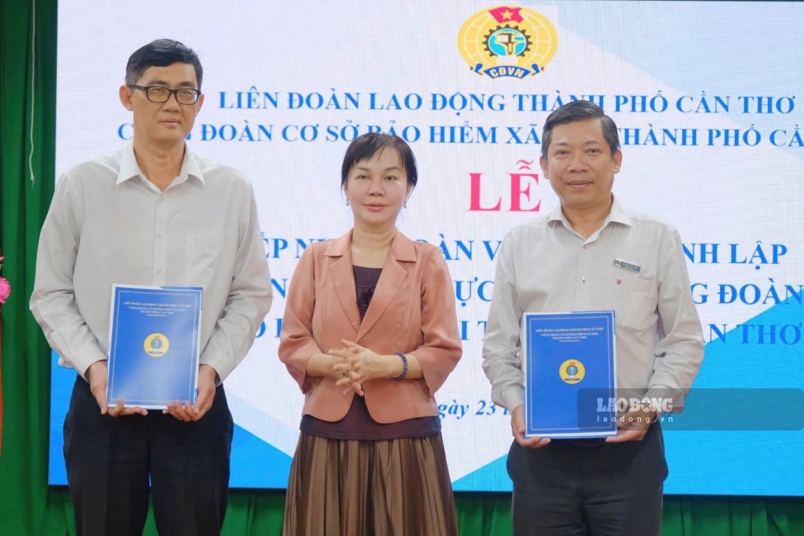 Ms. Nguyen Thi Thanh Xuan - Secretary of the Party Committee, Director of Can Tho City Social Insurance - presents the Decisions at the ceremony. Photo: Ta Quang
