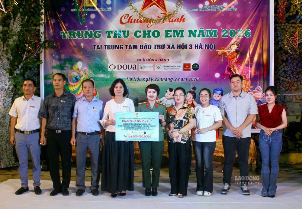 The People's Police Trade Union presents gifts to lonely elderly people, orphaned children and cases in difficult circumstances being cared for at Social Protection Center 3, Hanoi City. Photo: Tran Vi Cuong