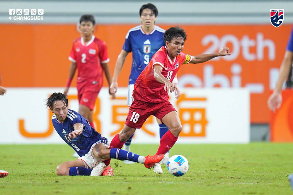 U23 Thailand (red jersey) suffers defeat to U23 Japan in the final round of men's football at ASIAD 2026. Photo: Thai Football Association