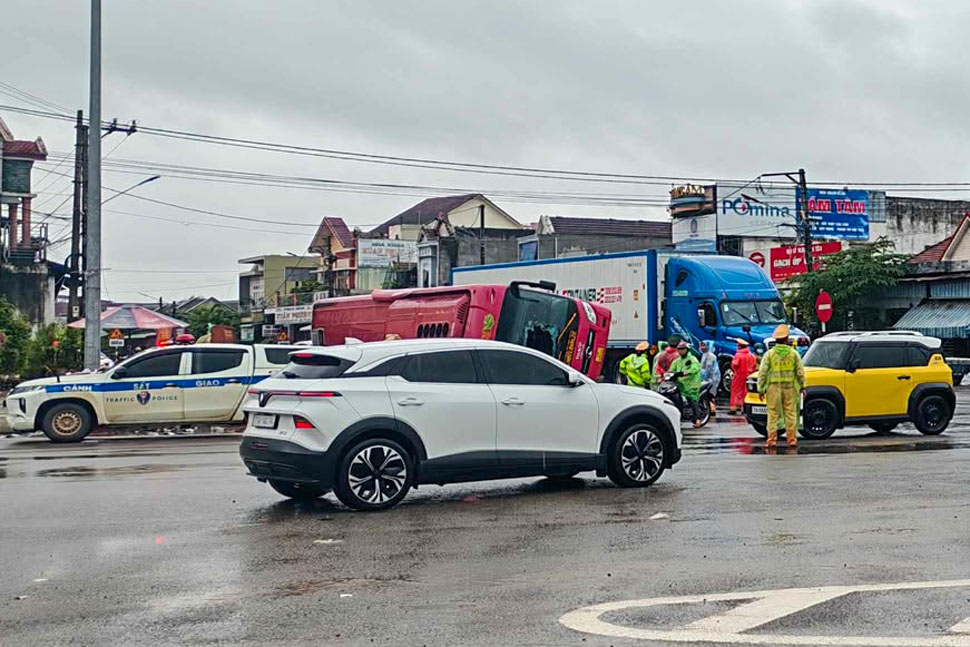 Scene of the passenger car overturning accident in Gia Lai that killed 2 people and injured many others. Photo: An Nhon Today