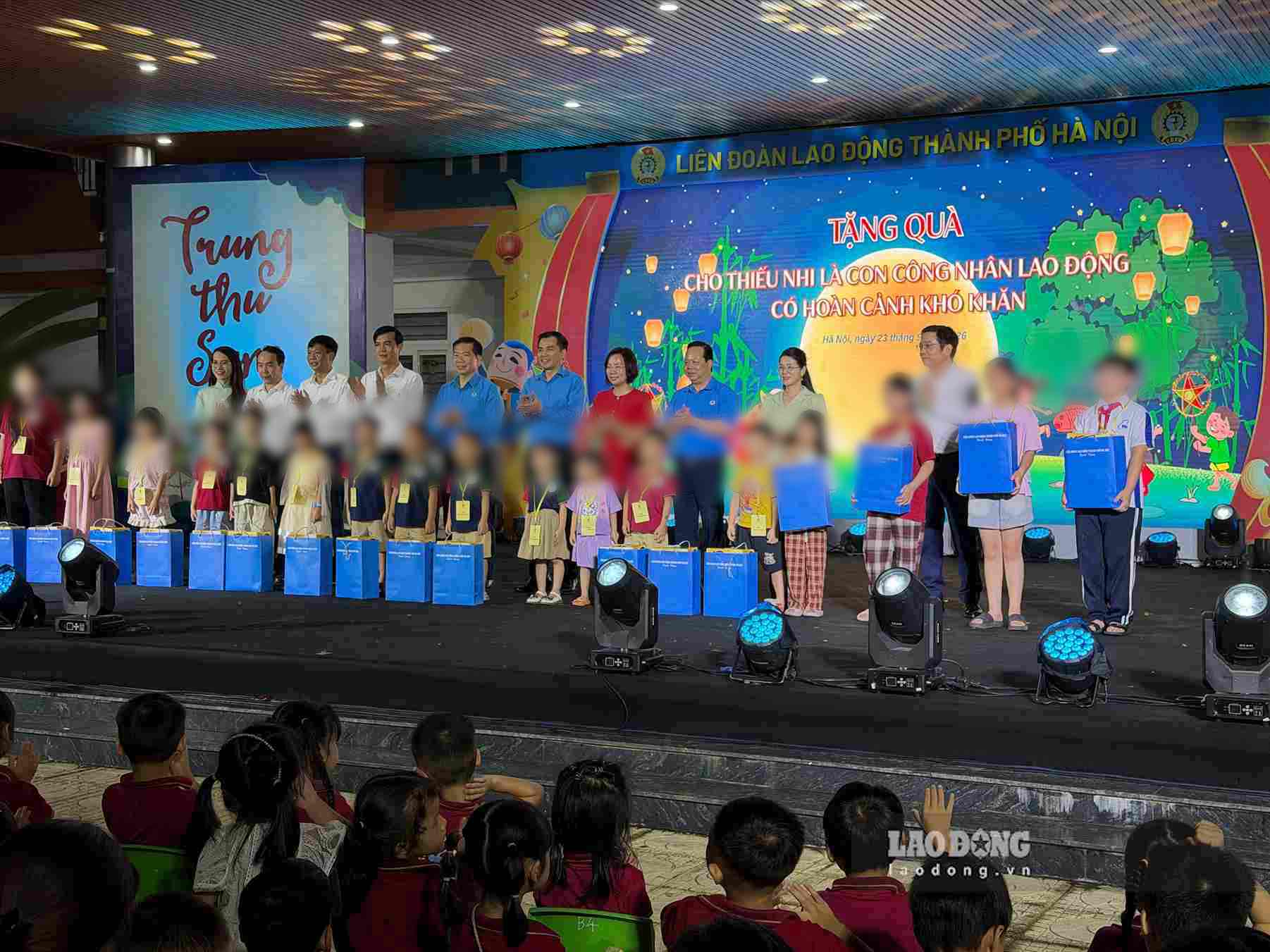 Many Mid-Autumn gifts were given to children of workers in difficult circumstances at the event on September 23. Photo: Linh Anh