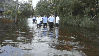School flooding incident causes nearly 2,000 students to be absent from school: Don't forget when it's sunny and complain when flooded. Photo: Quach Du