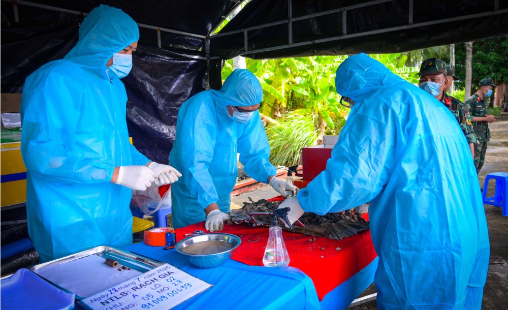 Teams taking biological samples of martyrs' remains in An Giang perform their duties. Photo: Phuong Vu/An Giang Military Command