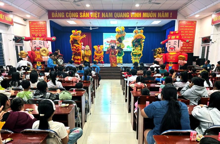 Tại đêm hội, các em được tham gia nhiều hoạt động vui chơi, giao lưu với chú Cuội, chị Hằng và thưởng thức màn múa lân sôi động. Ảnh: Thanh Nhàn