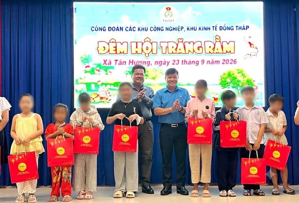 Ông Nguyễn Thanh Nhàn (thứ 5 từ phải sang) trao tặng quà Trung thu cho con đoàn viên, công nhân, người lao động. Ảnh: Thanh Nhàn