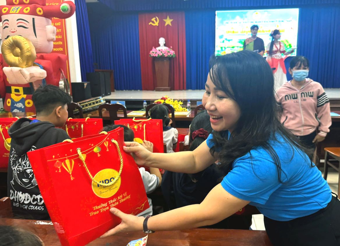 Ms. Ngo Thi Thuy Trang - Vice President of the Dong Thap Provincial Labor Federation presents Mid-Autumn gifts to workers at Tan Huong Industrial Park. Photo: Thanh Nhan