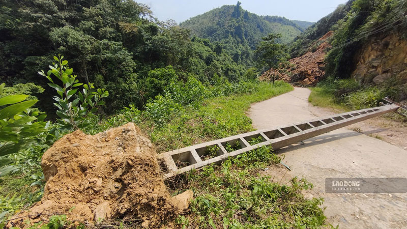Cột điện bị đổ do sạt lở đất, đá. 