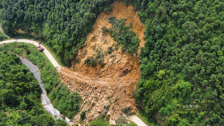 Serious landslide on the only road of the residential area to the commune center. Photo: An Vi
