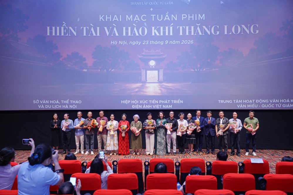 The Organizing Committee presents flowers to artists and filmmakers of films screened during Film Week. Photo: BTC