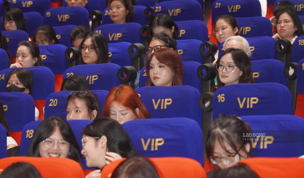 Các bạn trẻ hào hứng tham dự Tuần phim “Hiền tài và hào khí Thăng Long”. Ảnh: Minh Vũ
