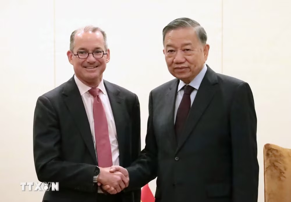 General Secretary and President To Lam receives Mr. Robert Thomson, Senior Vice President cum Head of Global Government Relations of Visa Group. Photo: Thanh Tuan/VNA