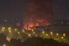 Big fire in Hanoi, black smoke column tens of meters high