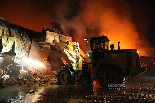 Cháy lớn nhà xưởng, khói đen bốc cao hàng chục mét tối 23.9. Ảnh: Hữu Chánh