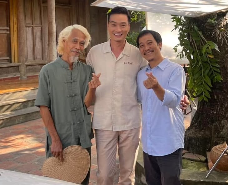 NSƯT Phú Đôn, Trọng Lân, NSƯT Thanh Bình (từ trái qua) ở hậu trường phim “Không ngại cưới, chỉ cần một lý do“. Ảnh: VTV.