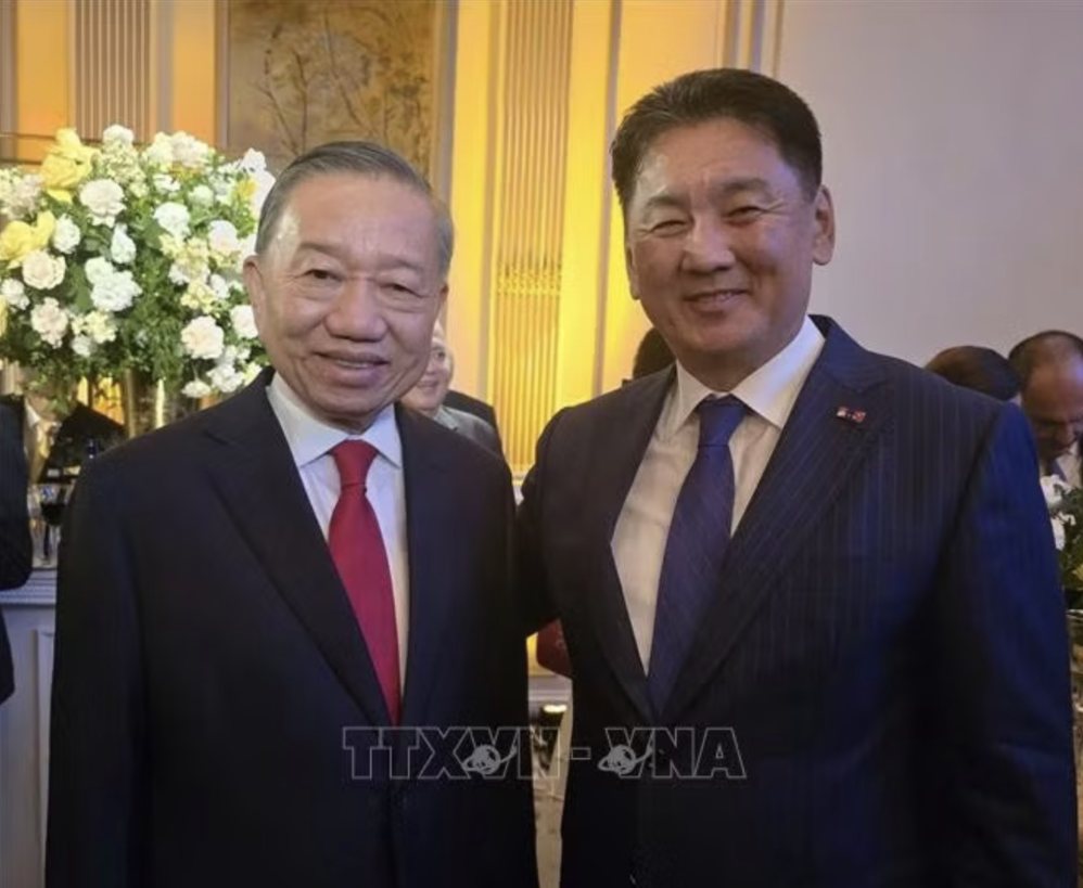 General Secretary and President To Lam meets Mongolian President Ukhnaagiin Khürelsyukh. Photo: VNA