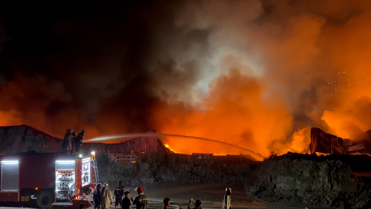Factory in Hanoi catches fire fiercely, mobilizing all forces to control