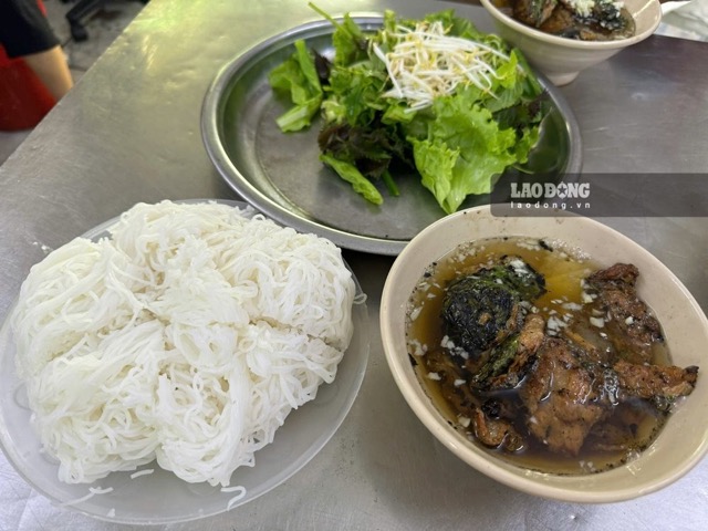 A serving of bun cha is a familiar breakfast choice for many people. Photo: Phuong Anh