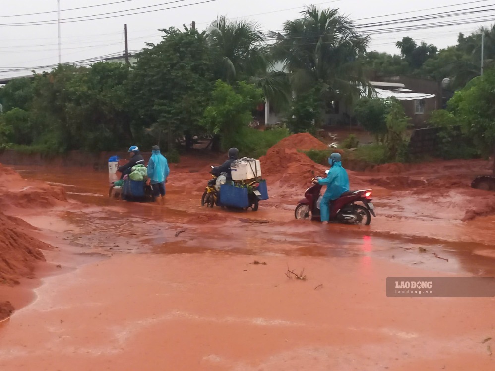 Le courant emporte du sable rouge sur la route ĐT. 715 traversant la commune de Hàm Thuận, province de Lâm Đồng, à l'aube du 24 septembre. Photo: Duy Tuấn