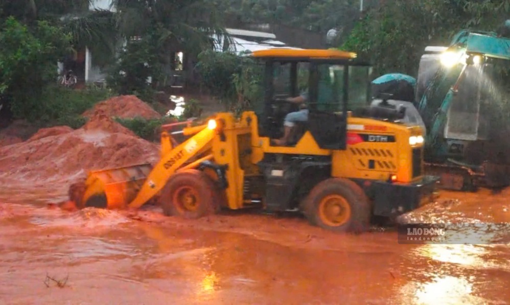Máy móc xử lý mặt đường cát tràn tại hiện trường, sáng 24.9. Ảnh: Duy Tuấn 