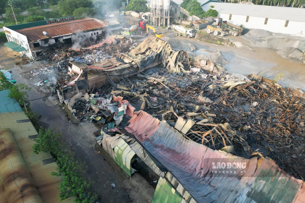 Scene of a warehouse and factory complex of more than 2,000m2 in Son Dong commune (Hanoi) after the fire. Photo: Song Huu