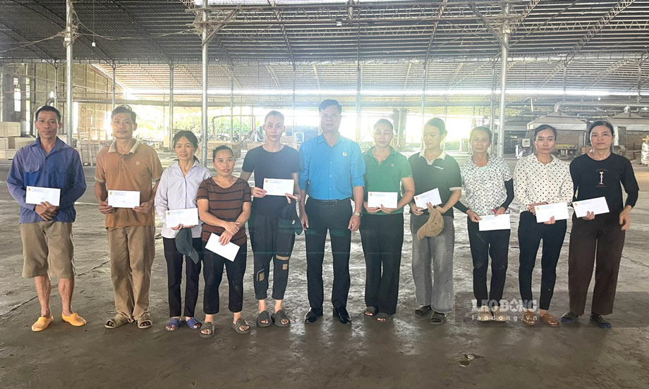 Mau A Commune Trade Union presents Mid-Autumn gifts to union members and workers' families. Photo: Ngo Hoa