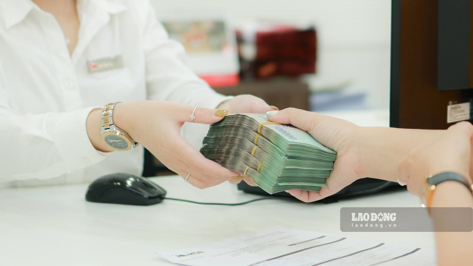 La tasa de interés de ahorro a plazo de 6 meses es del 9,2%/año cuando los clientes depositan dinero por primera vez y disfrutan de incentivos. Foto: Hai Nguyen