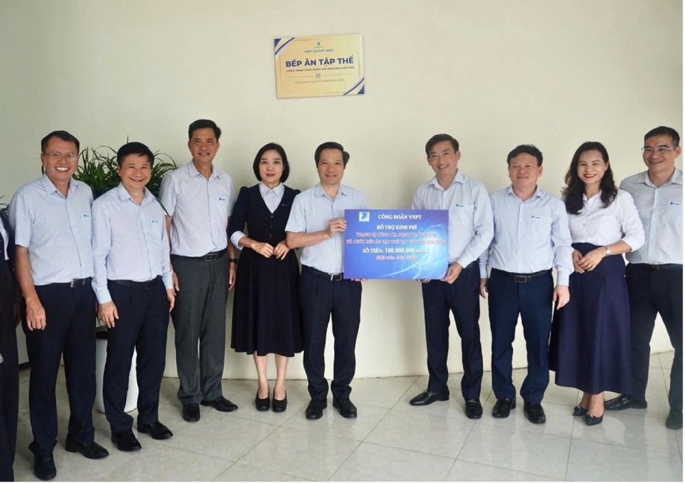VNPT Trade Union donates funds to support the construction of a collective kitchen for VNPT Quang Ninh Trade Union. Photo: VNPT Trade Union