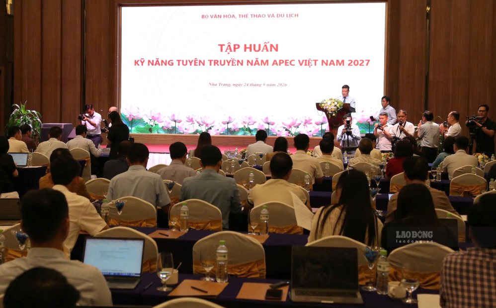 At the training session, the organizers shared information and propaganda work about APEC Vietnam 2027 playing a pioneering role in paving the way. Photo: Huu Long