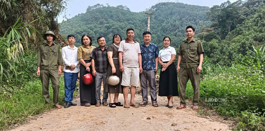 Lực lượng cơ sở và giáo viên hỗ trợ đón học sinh qua điểm sạt lở. Ảnh: An Vi