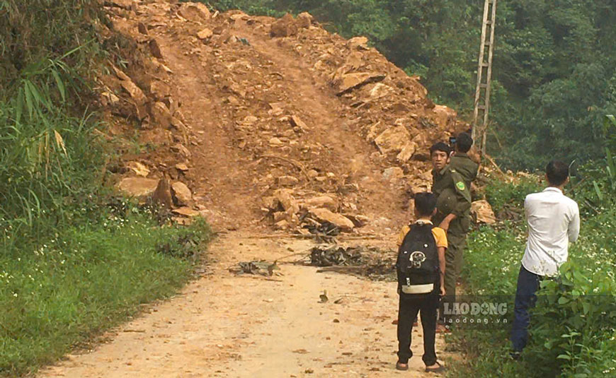 Grassroots forces and teachers support students to pass through landslide points to get to school. Photo: An Vi