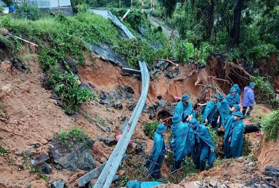 Lực lượng chức năng luôn có mặt kịp thời để khắc phục các hậu quả thiên tai trên địa bàn tỉnh Lâm Đồng. Ảnh: Nhi Nhi (Chụp sáng 24.9) 