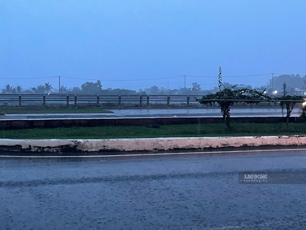 From the afternoon of September 23, there was heavy rain in Khanh Hoa, some schools in the southern region let students take leave from school and study online. Photo: Phuong Linh