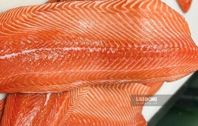 El salmón al vapor o a la parrilla servido con verduras es una buena cena para las personas con ácido úrico alto. Foto: Kieu Vu