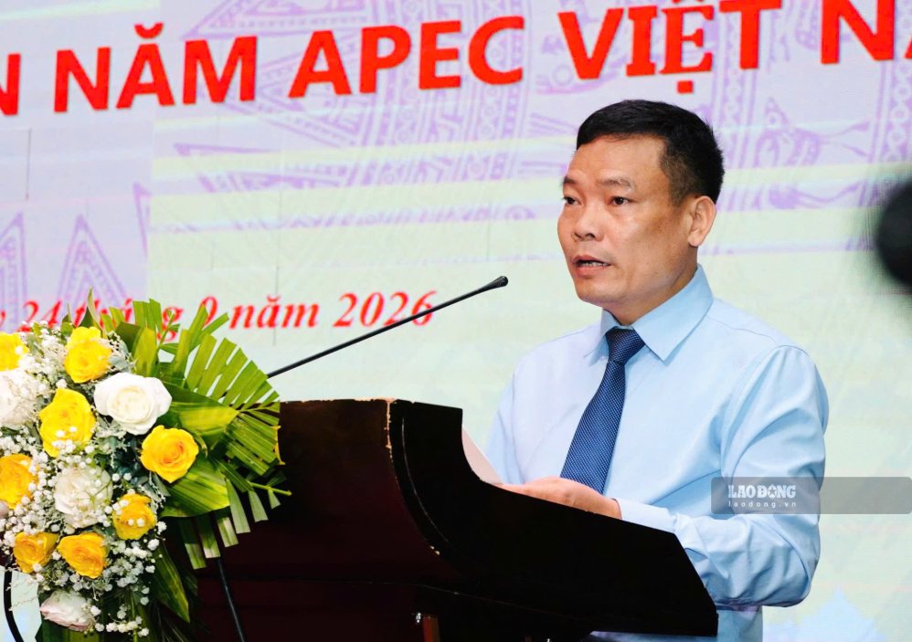 Deputy Director of the Press Department Dang Khac Loi shared about the contribution of the press to the development of Khanh Hoa. Photo: Huu Long