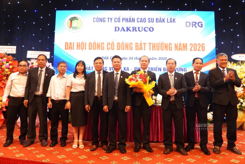 Mr. Le Danh Thang - Chairman of Dakruco's Board of Directors (holding the flower) and members of the Board of Directors for the 2023 - 2028 term. Photo: Bao Trung