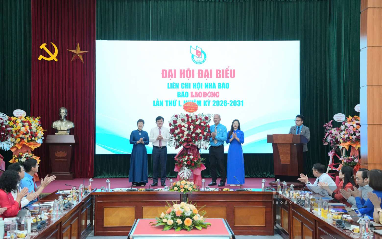 Ông Nguyễn Xuân Hùng - Ủy viên Ban Thường vụ Đảng ủy Tổng Liên đoàn Lao động Việt Nam, Phó Chủ tịch Tổng Liên đoàn Lao động Việt Nam tặng hoa chúc mừng đại hội. Ảnh: Hữu Chánh