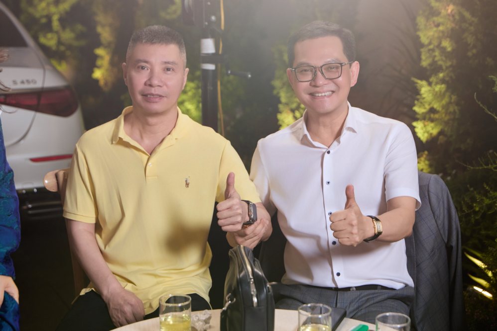 People's Artist Cong Ly, Trung Hieu attend colleague's wedding. The two studied in the same course, led by the late People's Artist Hoang Dung and built a stage acting career at the Hanoi Drama Theater. Photo: Toan Vu