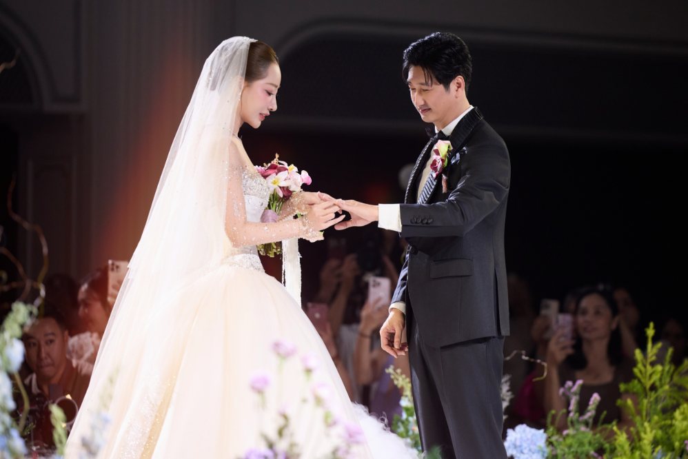 Ngọc Quỳnh và bạn đời trên sân khấu đám cưới. Ảnh: Toàn Vũ