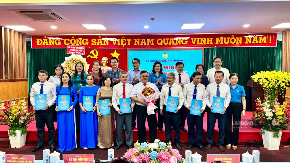 Vinh Long Provincial Labor Federation awarded the decision to establish the Provincial Social Insurance Grassroots Trade Union. Photo taken on September 24, 2026 at the Provincial Social Insurance. Photo: Hoang Loc