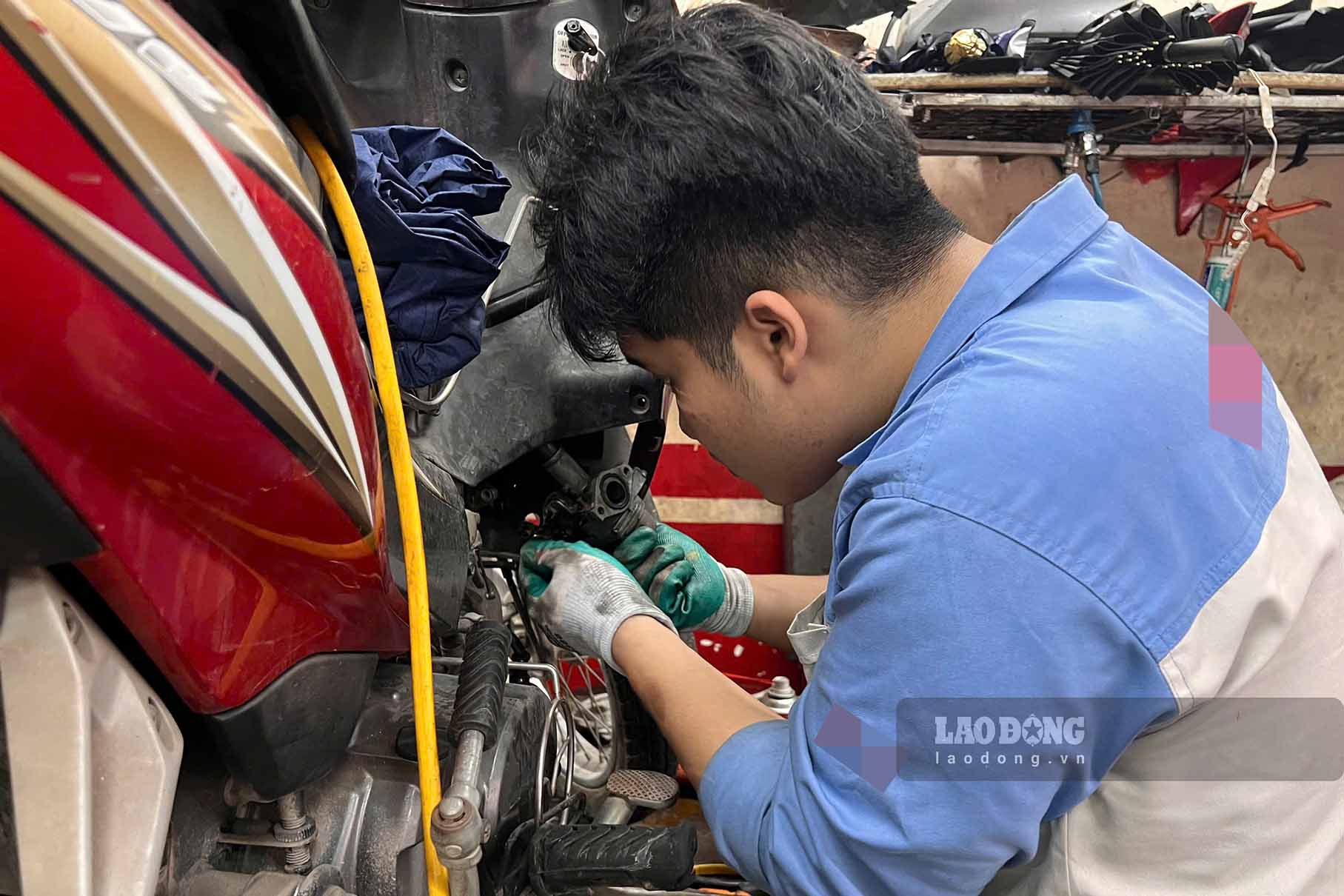Using an inappropriate gear, only braking at the rear or forgetting to change the oil can cause the scooter to degrade quickly and incur repair costs. Photo taken in September 2026: Cat Tien