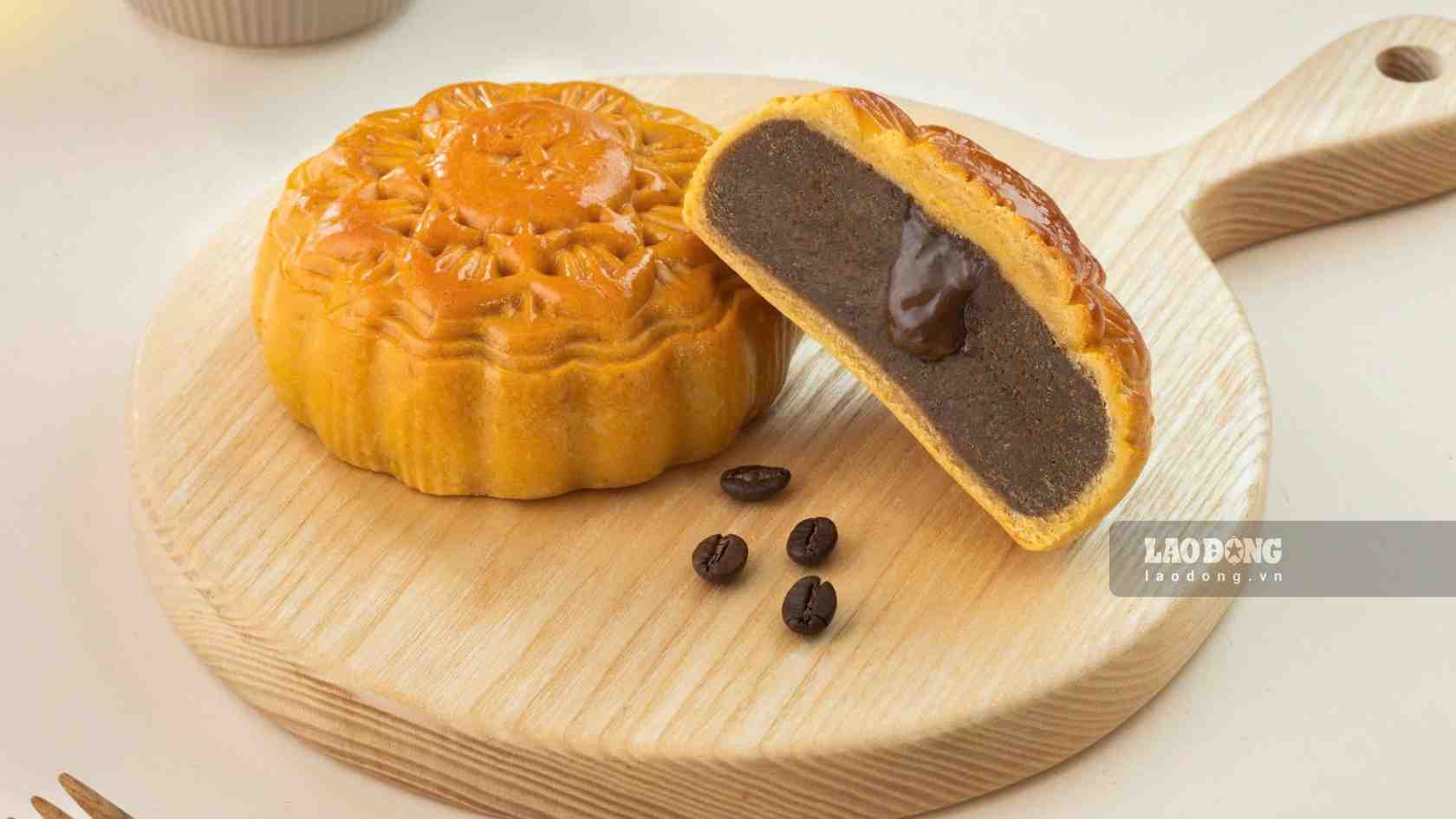 People with diabetes, high blood pressure... need to restrain themselves when eating mooncakes. Photo: Nguyen Ly